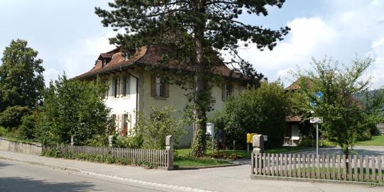 Gemeindeverwaltung Diessbach mit Parkplatz